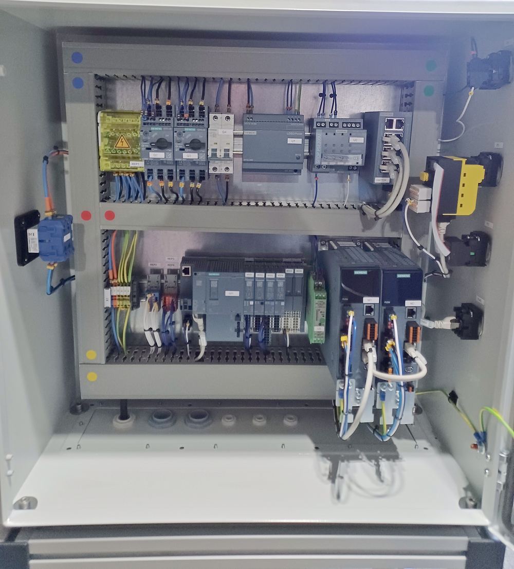 Armoire de commande ouverte du banc de tests