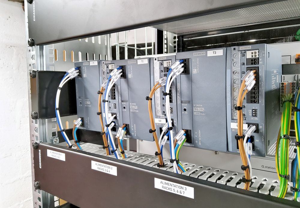 Alimentations 24 V redondantes de la baie de mesure, étiquetées par groupe de racks