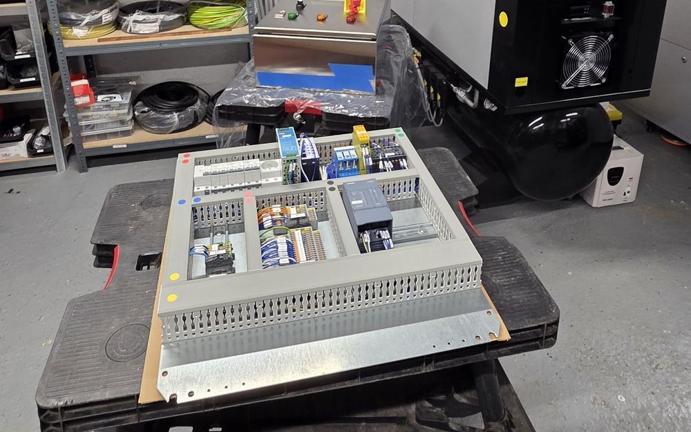 Platine en cours de câblage dans l'atelier SIP
